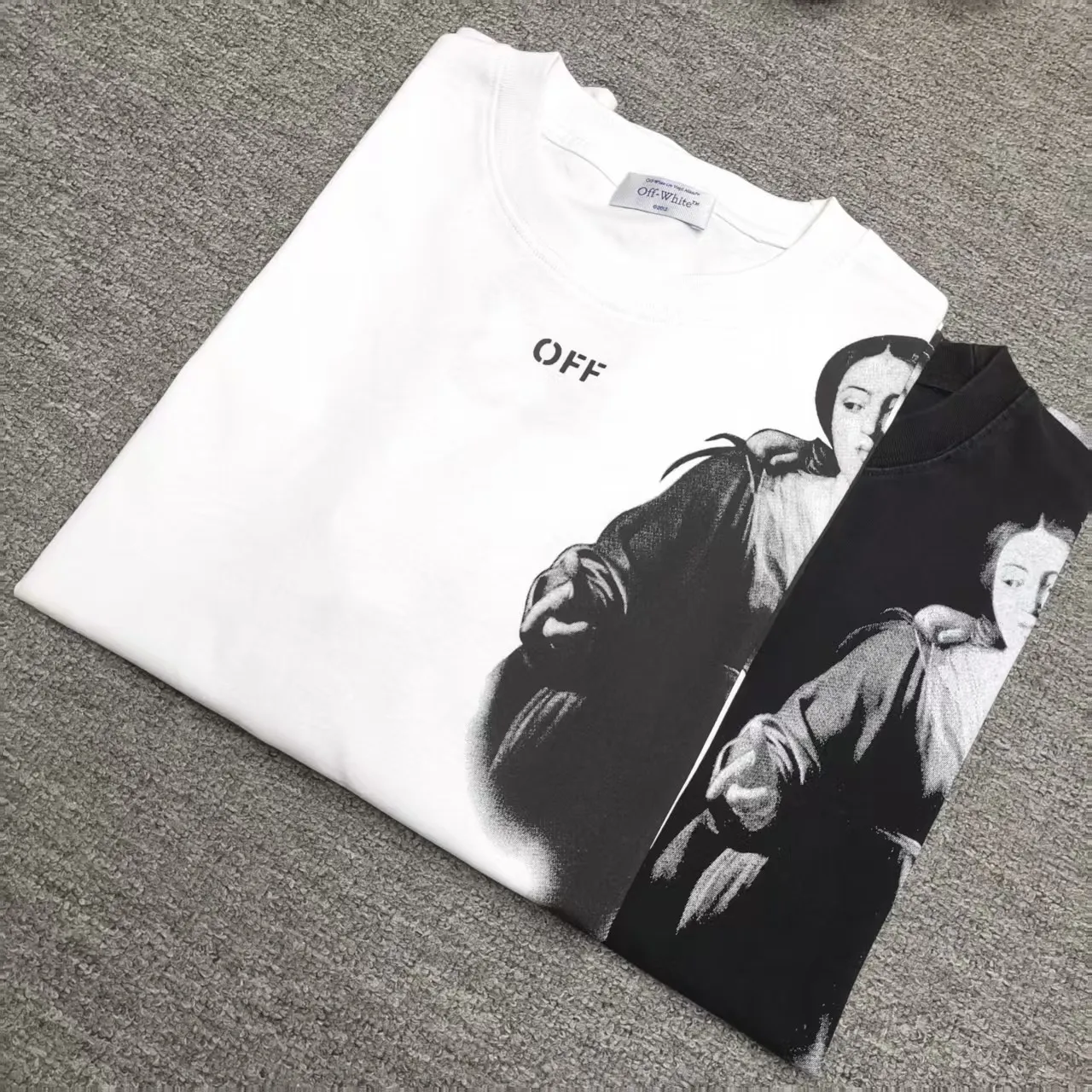 The top proven version OFF-WHI* 25SS new printed short-sleeves, loose fit, the same style for male and female couples stars. American designer Virgil Abloh founded the luxury street brand Off-White based on the pop culture of the younger generation. Walking between street culture and high-end fashion, contemporary elements are used to interpret youth culture, and fine workmanship is used to interpret trendy clothing. Photos, paintings and eye-catching graphic printing are all sources of inspiration for the designer. 32 counts of 260g double yarn pure cotton fabric, the printing uses Kornit digital direct injection technology, and the picture is clear. The white glue base ensures the firmness of the printing, and machine washing is stress-free - 1:1 original mold opening, ZP development, perfectly restored to the original version, produced by a large factory, not produced by a small factory on the market, fine wiring, top-notch craftsmanship, welcome to compare - A full set of customized accessories for collar labels, hang tags, and wash water labels - Exclusive logo packaging - No matter age, body shape or gender, it is very suitable for both men and women. All details are real photos, buy with confidence. Color: Black White Size: S-XL P;120